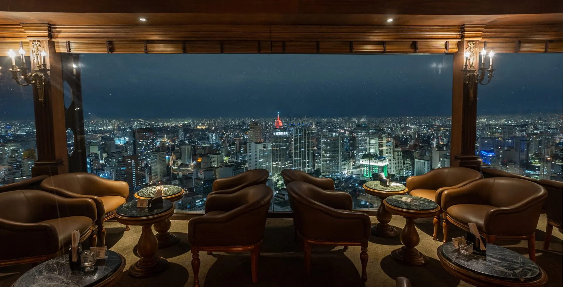 밤의 Terraço Itália 홀, 창밖으로 펼쳐진 상파울루의 불빛